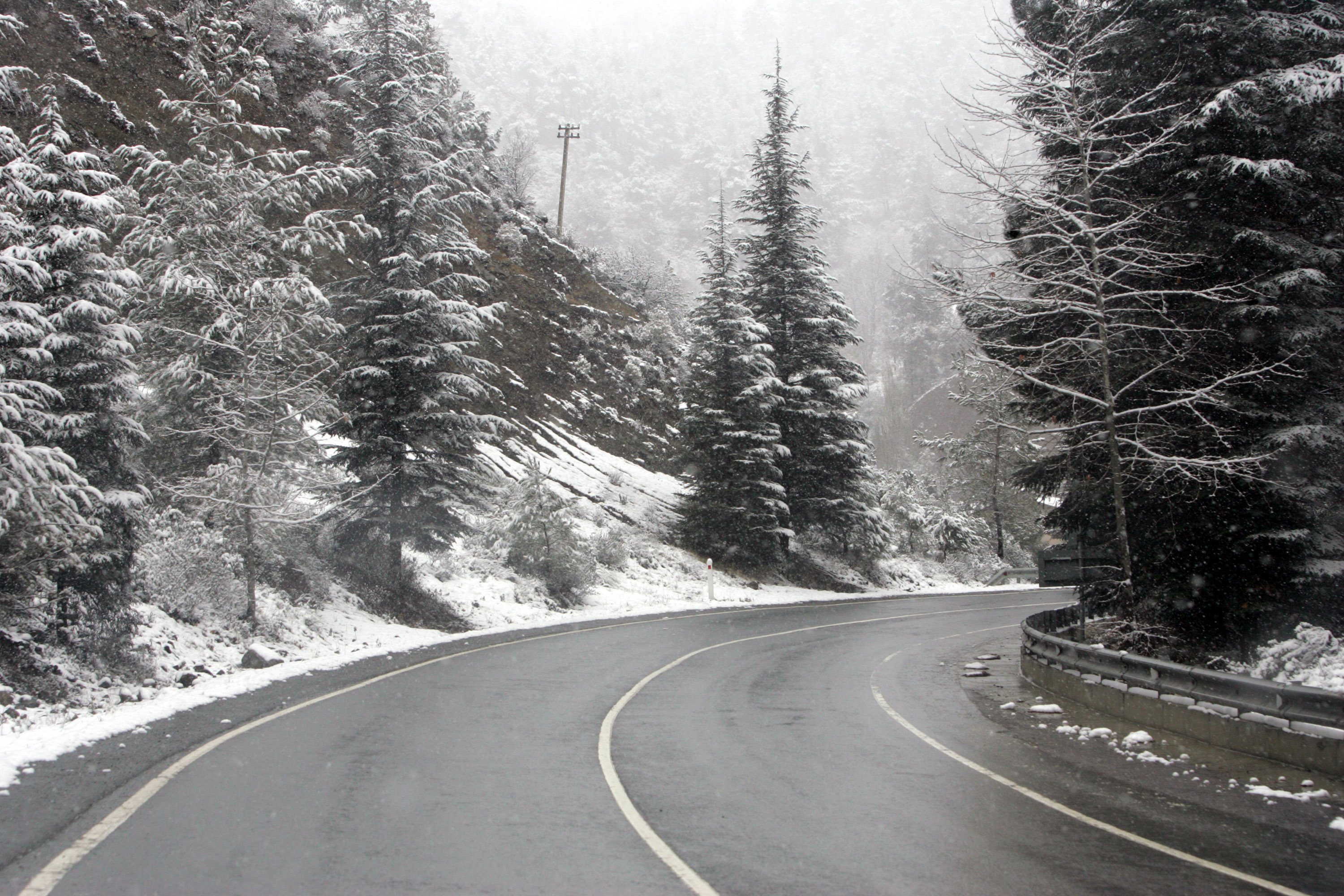 Kar yağışı ve taş kayması nedeniyle Trodos’ta  yollar kapatıldı