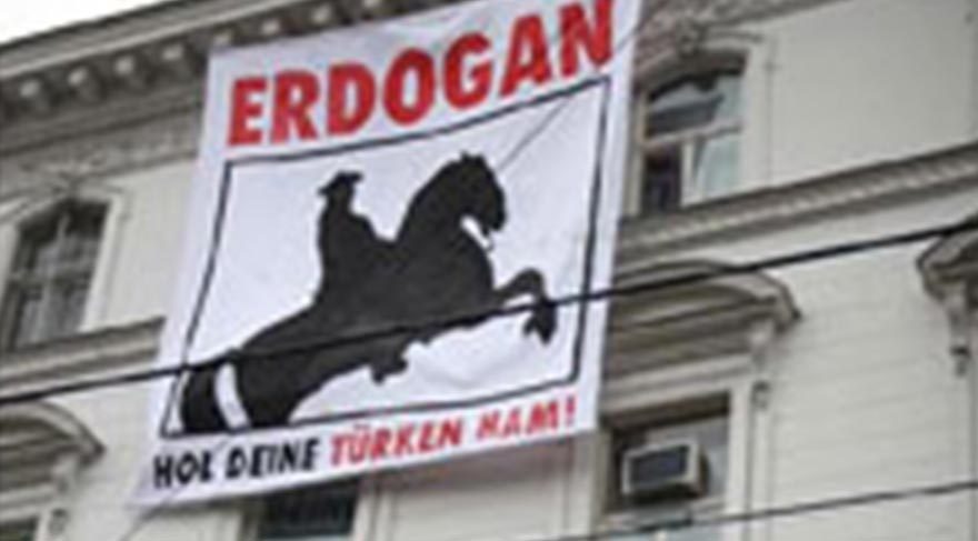 Türk Büyükelçiliği’ne çirkin pankart