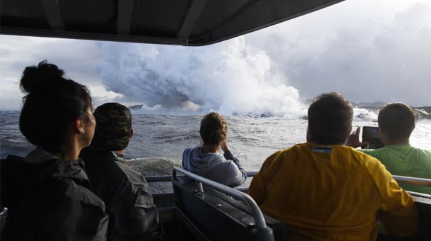 Hawaıı’’de lavlar tur teknesine sıçradı, 13 kişi yaralandı