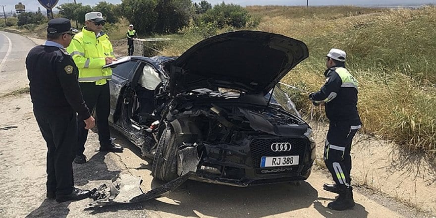 Yoldan Çıktı, Beton Su Kanalına Çarptı!