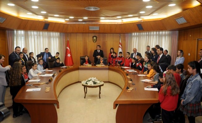 Çocuklar Başbakan ve Bakanların koltuklarına oturdu