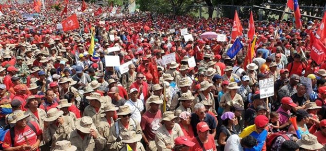 Venezuela’da Maduro destekçileri sokakta