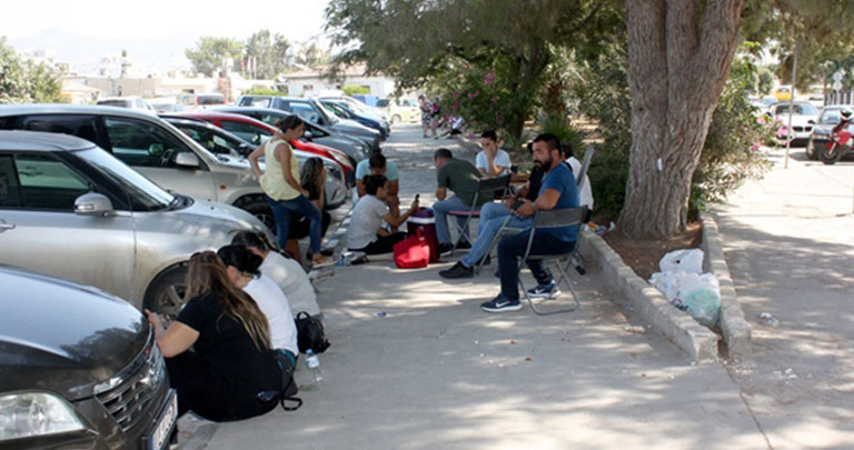 CAS çalışanlarının Başbakanlık önünde başlattığı oturma eylemi devam ediyor