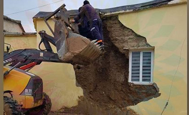Fırtına nedeniyle İskele’de bir evin duvarı çöktü