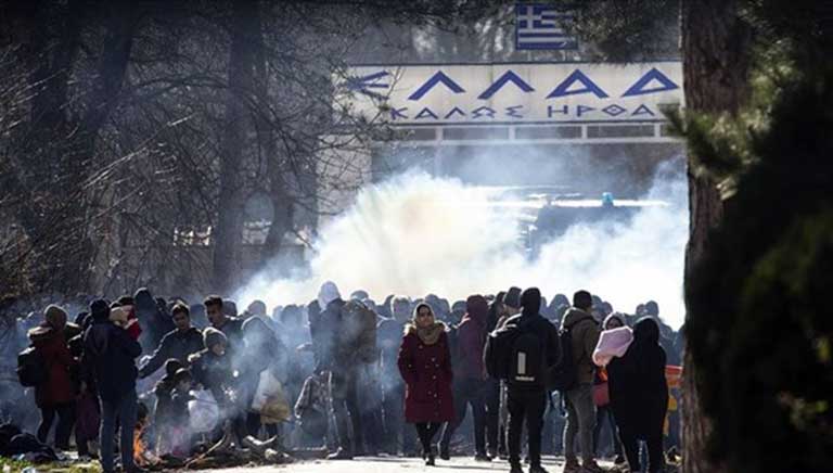 Yunan polisinden göçmenlere gaz bombası