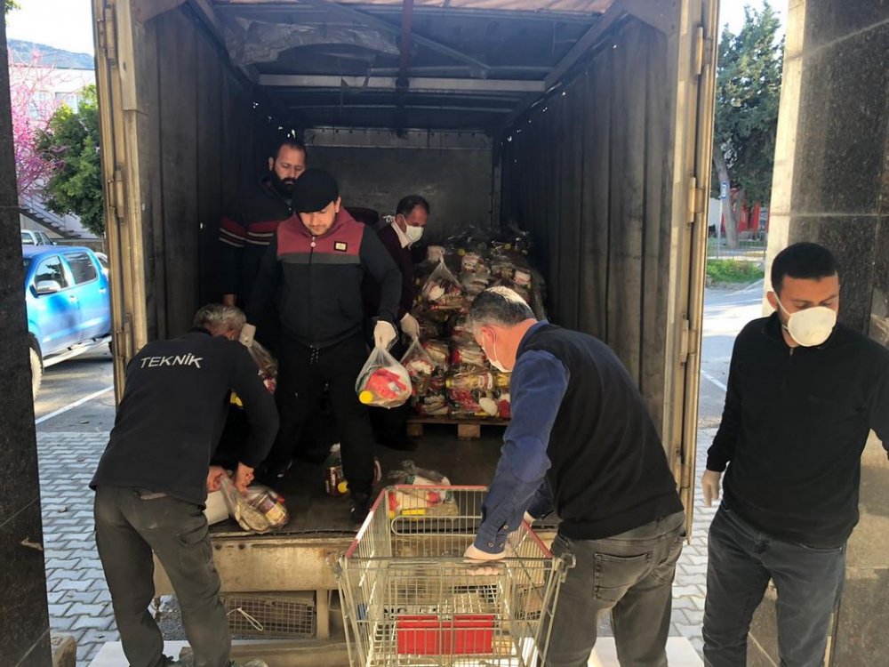 Halil Falyalı’dan iki kamyon gıda yardımı