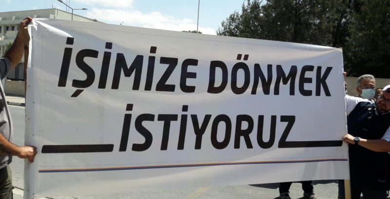 Güney Kıbrıs’ta çalışan Kıbrıslı Türkler, Meclis önünde eylem yapıyor