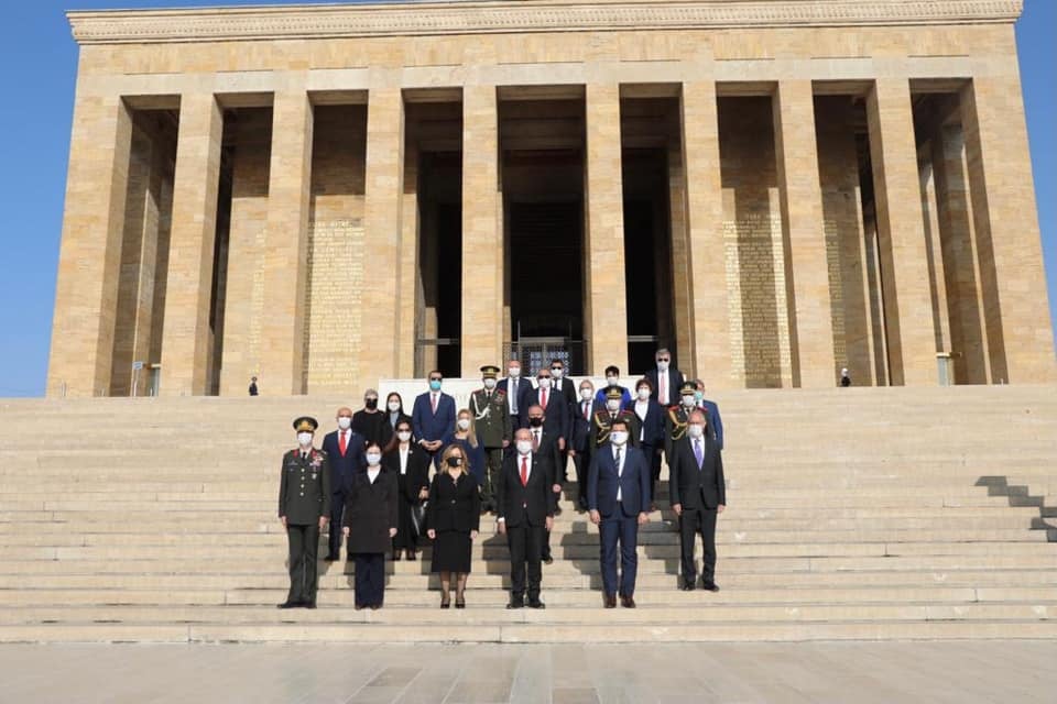 Cumhurbaşkanı Ersin Tatar Anıt Kabri Ziyaret Etti