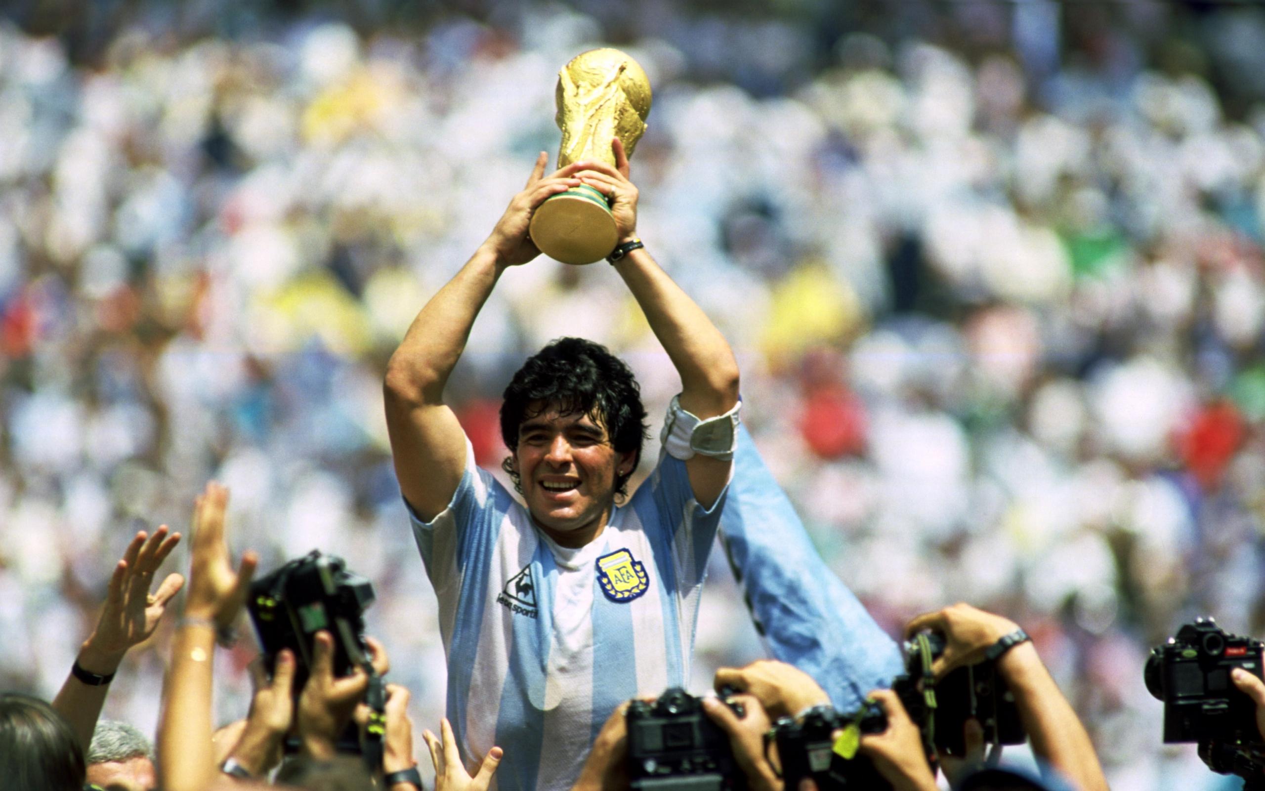 Futbol Efsanesi Maradona Hayatını Kaybetti