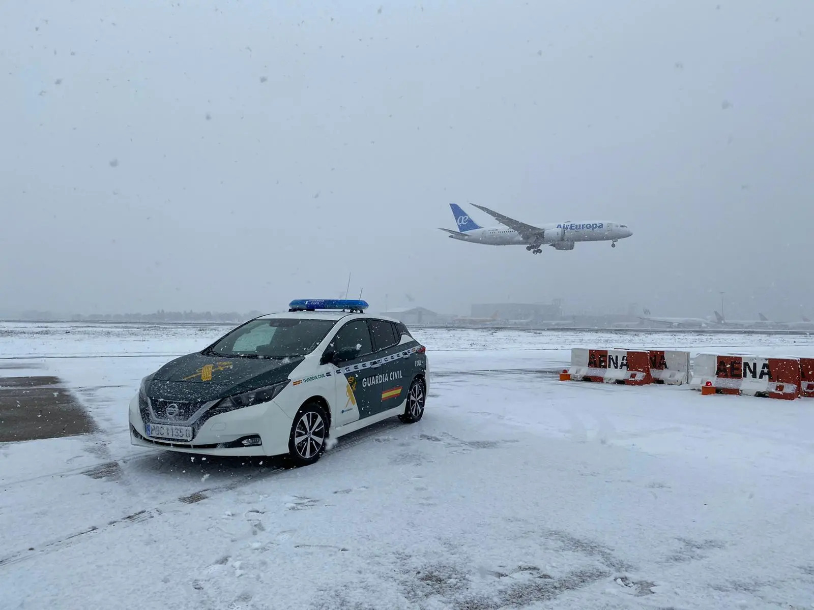 Madrid’de Kar Fırtınası Yüzünden Yolcular Madrid Barajas Havalimanı’nda Mahsur Kaldı