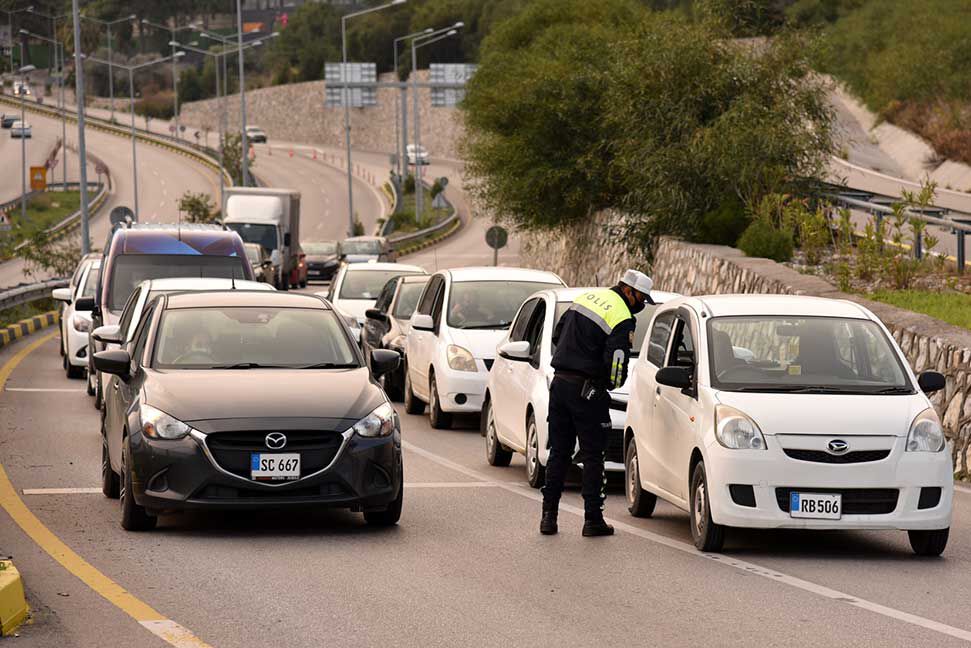 Polis, Lefkoşa ve Girne İlçe Sınırlarında İzin Belgesi Kontrolü Yapıyor.