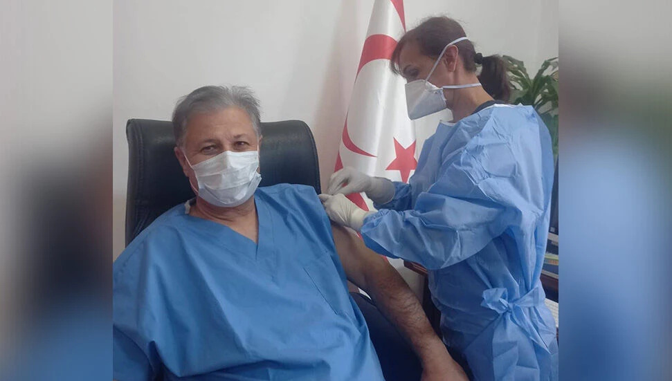 Sağlık Bakanı Ali Pilli, İkinci Doz Covid-19 Aşısı Yaptırdı