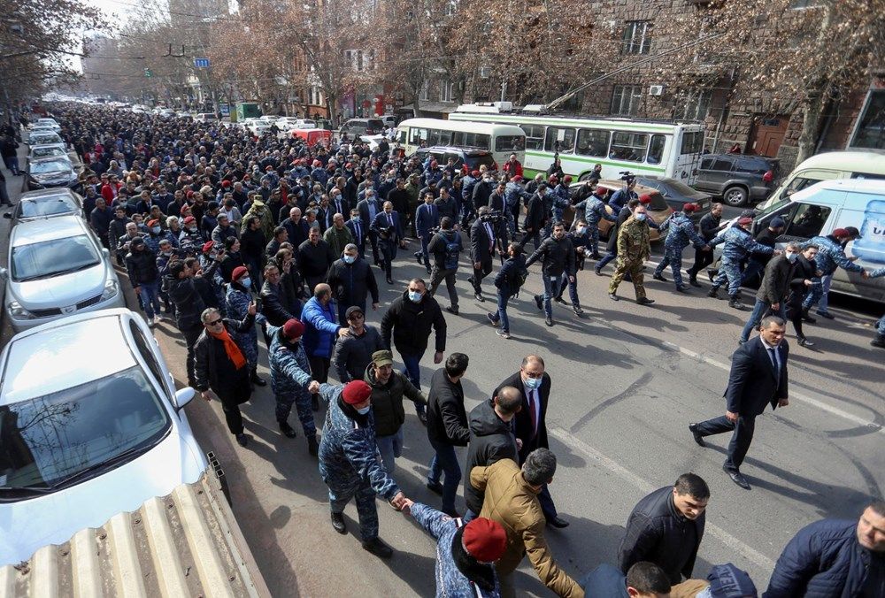 Ermenistan Halkı Sokaklarda!
