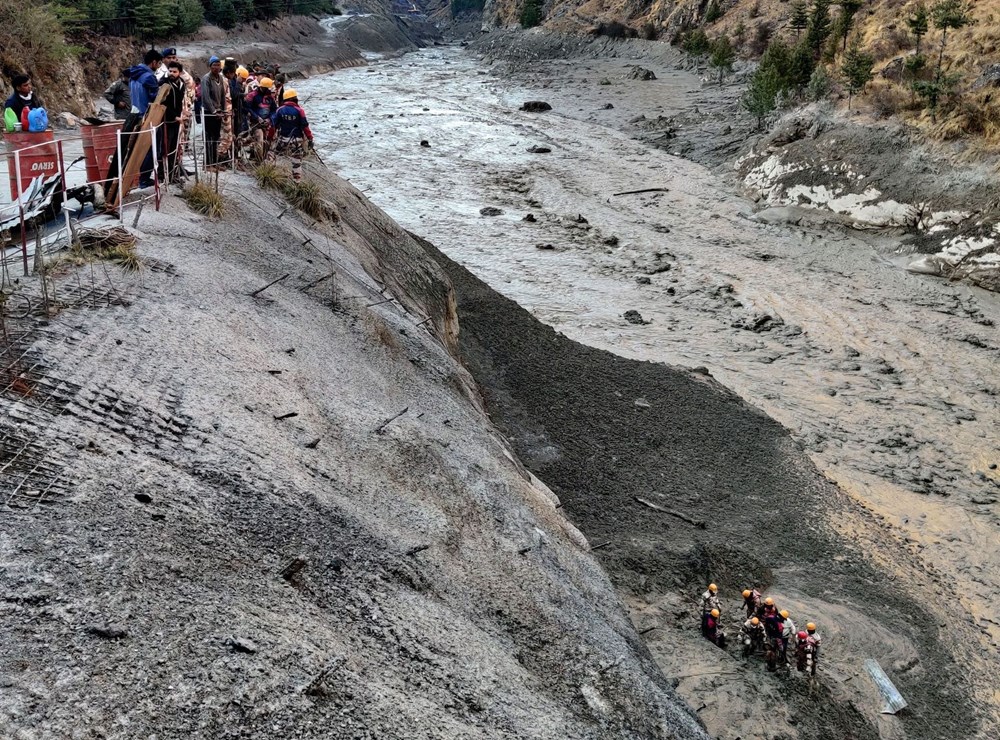 Hindistan’da Dhauliganga Nehri’ne Buzul Düşmesi Sonucu Sel Meydana Geldi, 170 Kayıp 14 Ölü