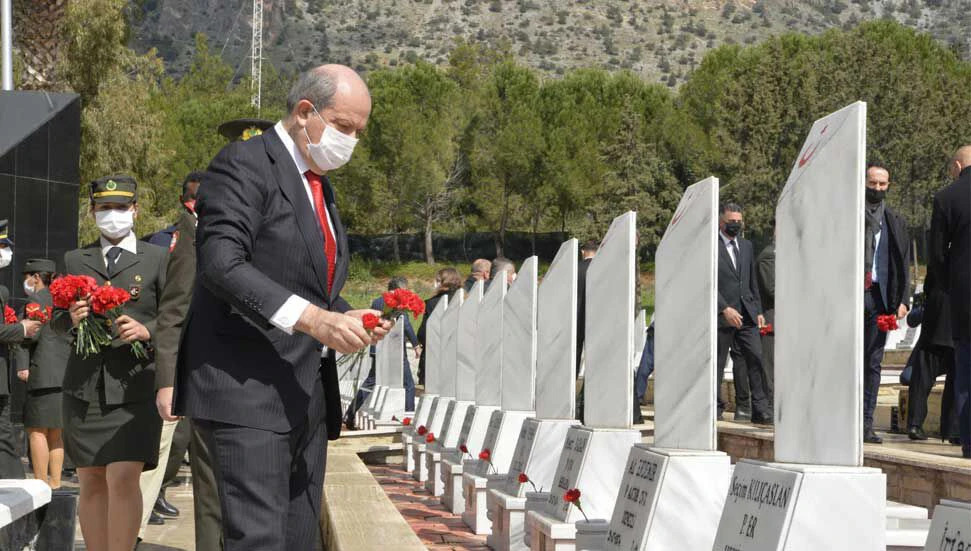 Cumhurbaşkanı Ersin Tatar, Anıt Özel Defterine “Mücahit İle Mehmetçik Kucak Kucağa Yatıyor” İfadelerini Yazdı.