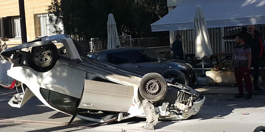 Lefkoşa’da 3 Aracın Karıştı Trafik kazasında 2 Kişi Yaralandı