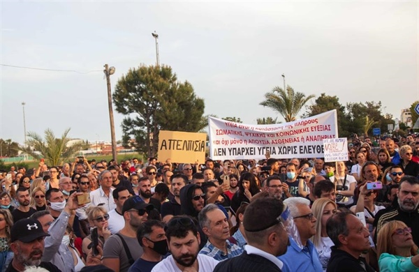 Güney Kıbrıs’ta Kapanma Ve Aşılama Protesto Edildi !