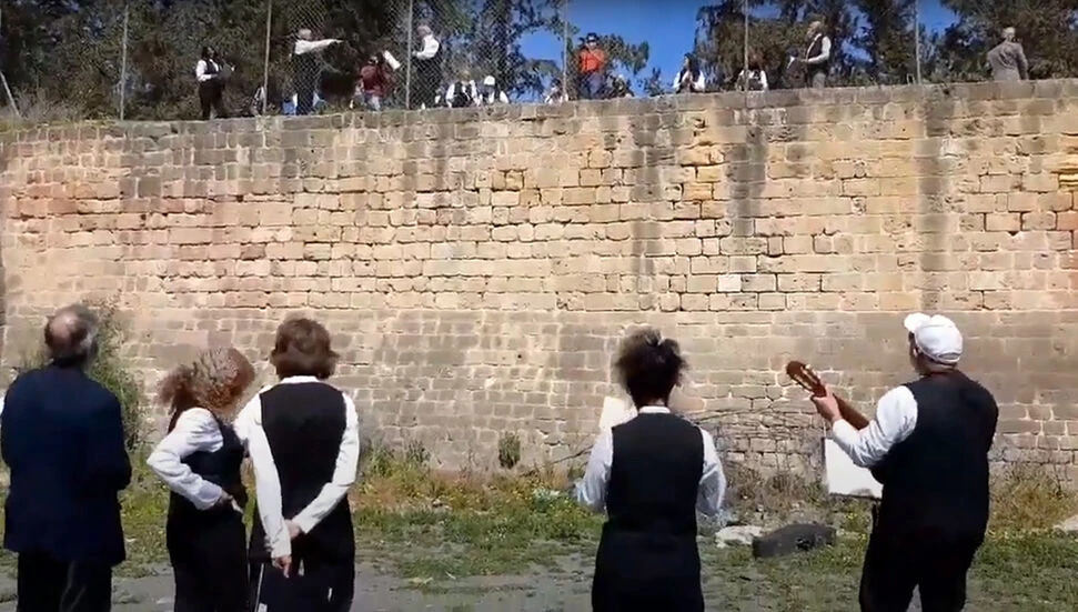 Bir grup Kıbrıslı Türk ve Kıbrıslı Rum, ‘Kahrolsun Ayrılık Duvarları’ Diyerek Sınırda Şarkı Söylediler