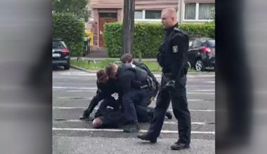 Almanya’da rahatsızlanan Türk vatandaşına polis şiddeti Almanya’da rahatsızlanan Türk vatandaşına polis şiddeti