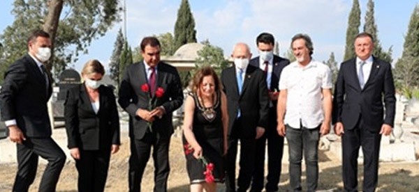 Kılıçdaroğlu, Kutlu Adalı’nın kabrini ziyaret etti