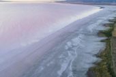 Kuraklık tehlikesi altındaki Tuz Gölü küçülüyor