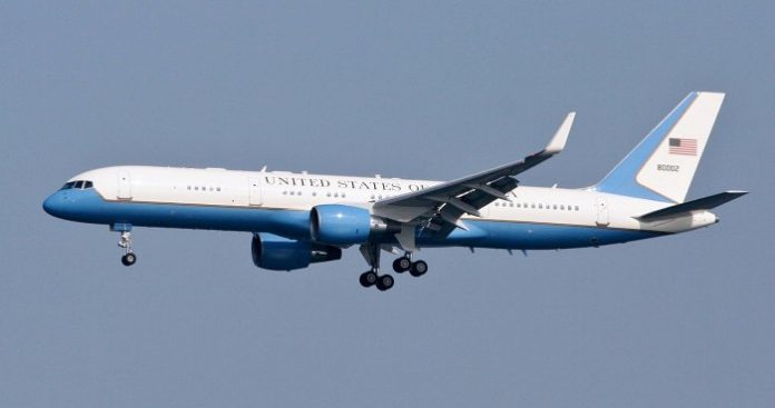 ABD Başkan Yardımcısı Kamala Harris’in uçağı teknik arıza nedeniyle zorunlu iniş yaptı