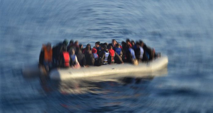 Libya açıklarında göçmenleri taşıyan bot alabora oldu.. Çok sayıda ölü var