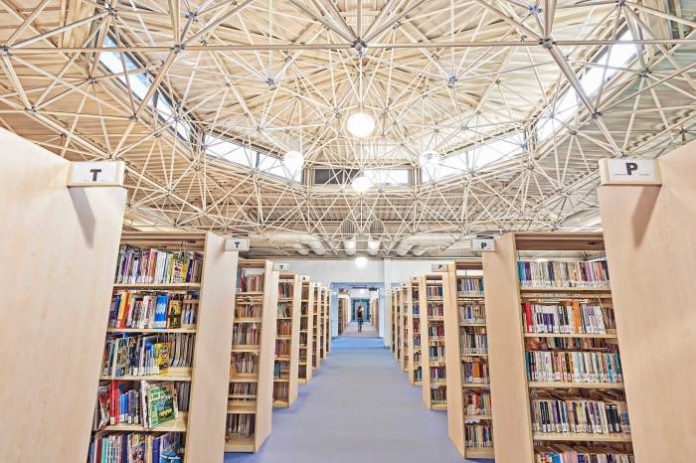 Yakın Doğu Oluşum’a ait büyük kütüphaneler sınırsız bir dünyanın kapılarını açıyor.