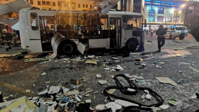 Rusya’da otobüste patlama anı böyle görüntülendi.. 2 Kişi hayatını kaybetti, çok sayıda yaralı var..