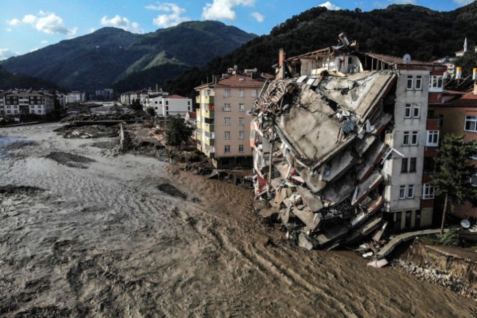 Karadeniz’deki sel felaketinde can kaybı 66’a yükseldi