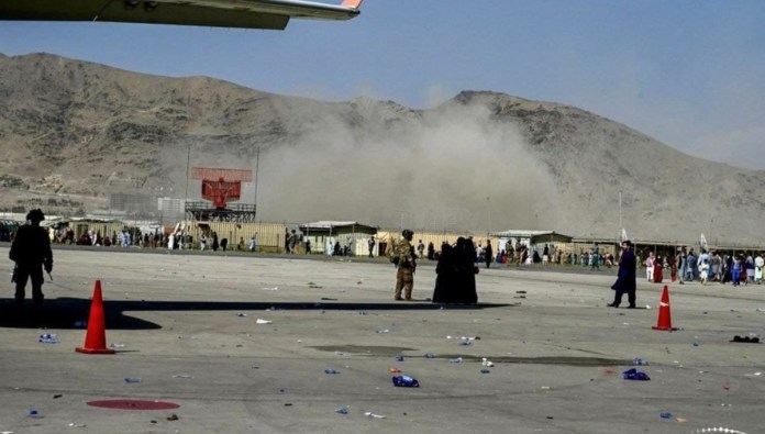 Kabil Havalimanı yakınlarında peş peşe bombalı saldırılar düzenlendi…Saldırıları DAEŞ üstlendi