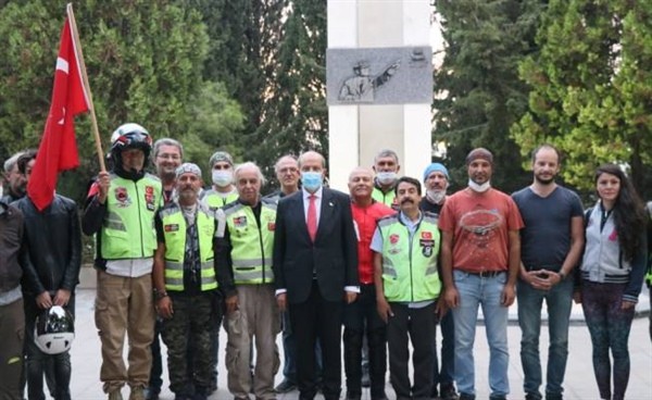 Cumhurbaşkanı Tatar, İzmir’deki Kadifekale Hava Şehitliği’ni ziyaret etti