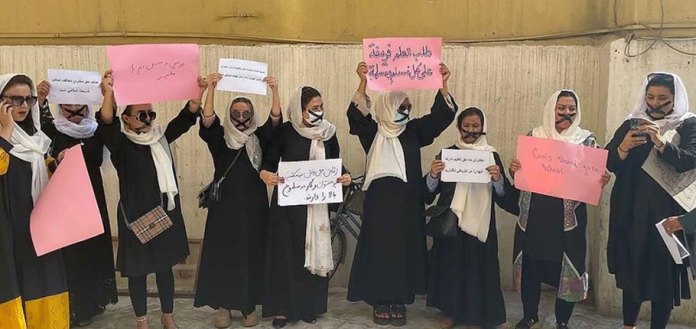 Afgan kadınları eğitim hakları için “Sessiz protesto” düzenledi