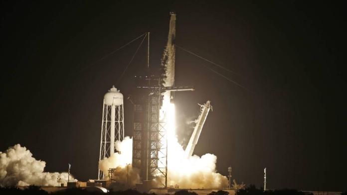 SpaceX tarihi uçuşa başladı