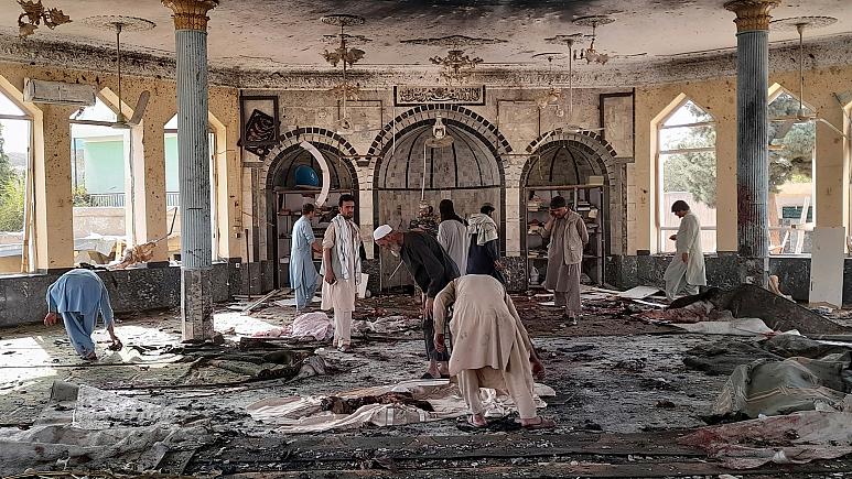 Afganistan’da bir camiye bombalı saldırı 50 kişi öldü 140 kişi yaralı..