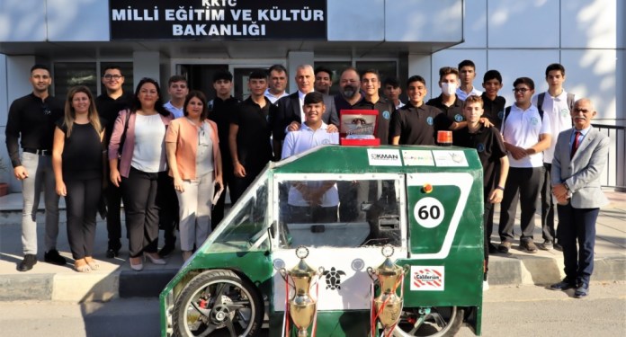 Milli Eğitim Bakanı Amcaoğlu Sedat Simavi Endüstri Meslek Lisesi TEKNOFEST ekibini kabul etti