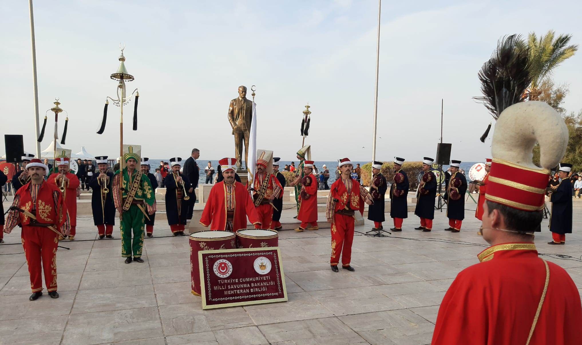 Mehteran Birliği, Girne Atatürk Anıtı önünde konser verdi