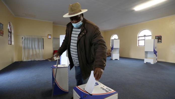 Güney Afrikalı seçmenler sandık başında
