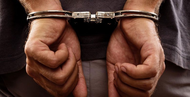 Girne’de bir kadını kandırıp, parasını çalmaya çalışan 4 kişi tutuklandı