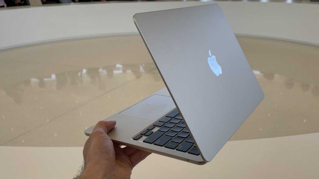 M2 MacBook Air parçalarına ayrıldı