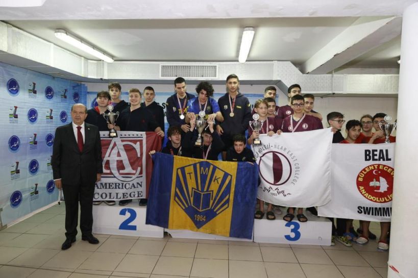 Şampiyonlar kupalarını Cumhurbaşkanı Tatar’ın elinden aldı