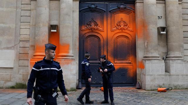 Fransa’da aktivistler sprey boyalarla Başbakanlık binasını hedef aldı