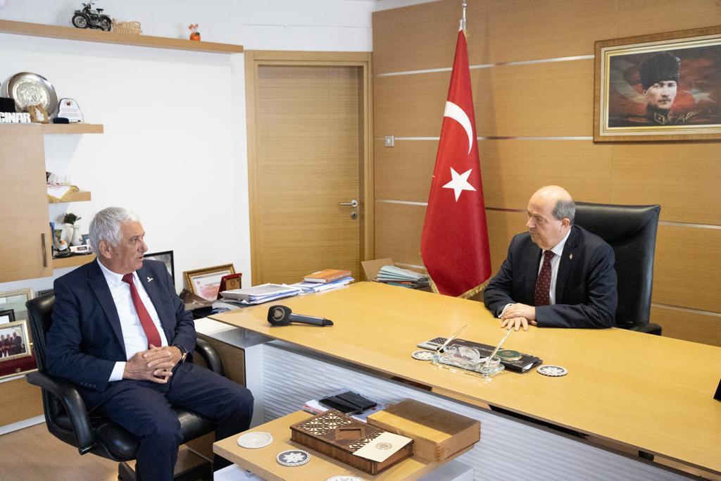 Cumhurbaşkanı Tatar, Güzelyurt Belediye Başkanı Özçınar’ı ziyaret etti