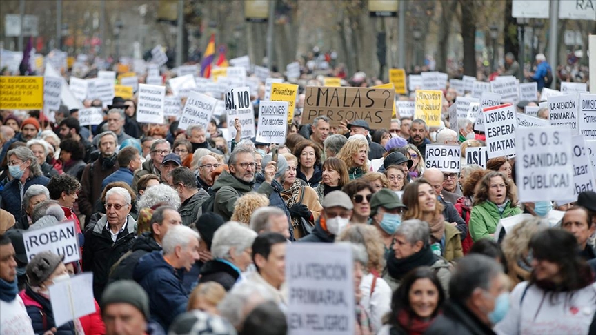 Madrid’de sağlık çalışanları, kamu sağlık hizmetlerini savunmak için gösteri yaptı