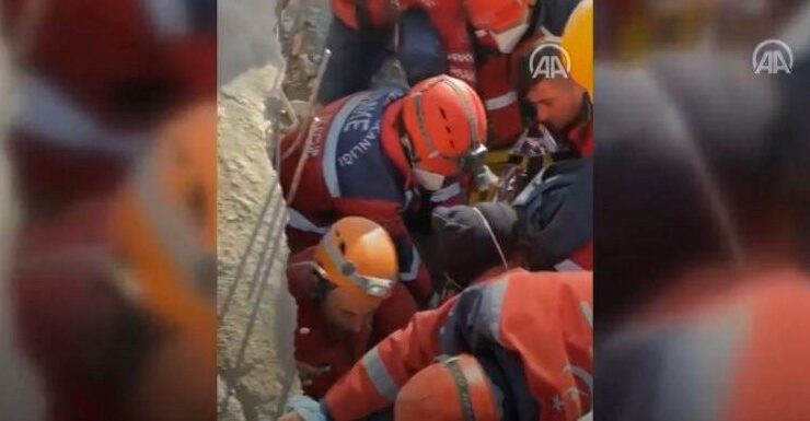 Kahramanmaraş’ta depremden 222 saat sonra 42 yaşındaki kadın enkazdan kurtarıldı