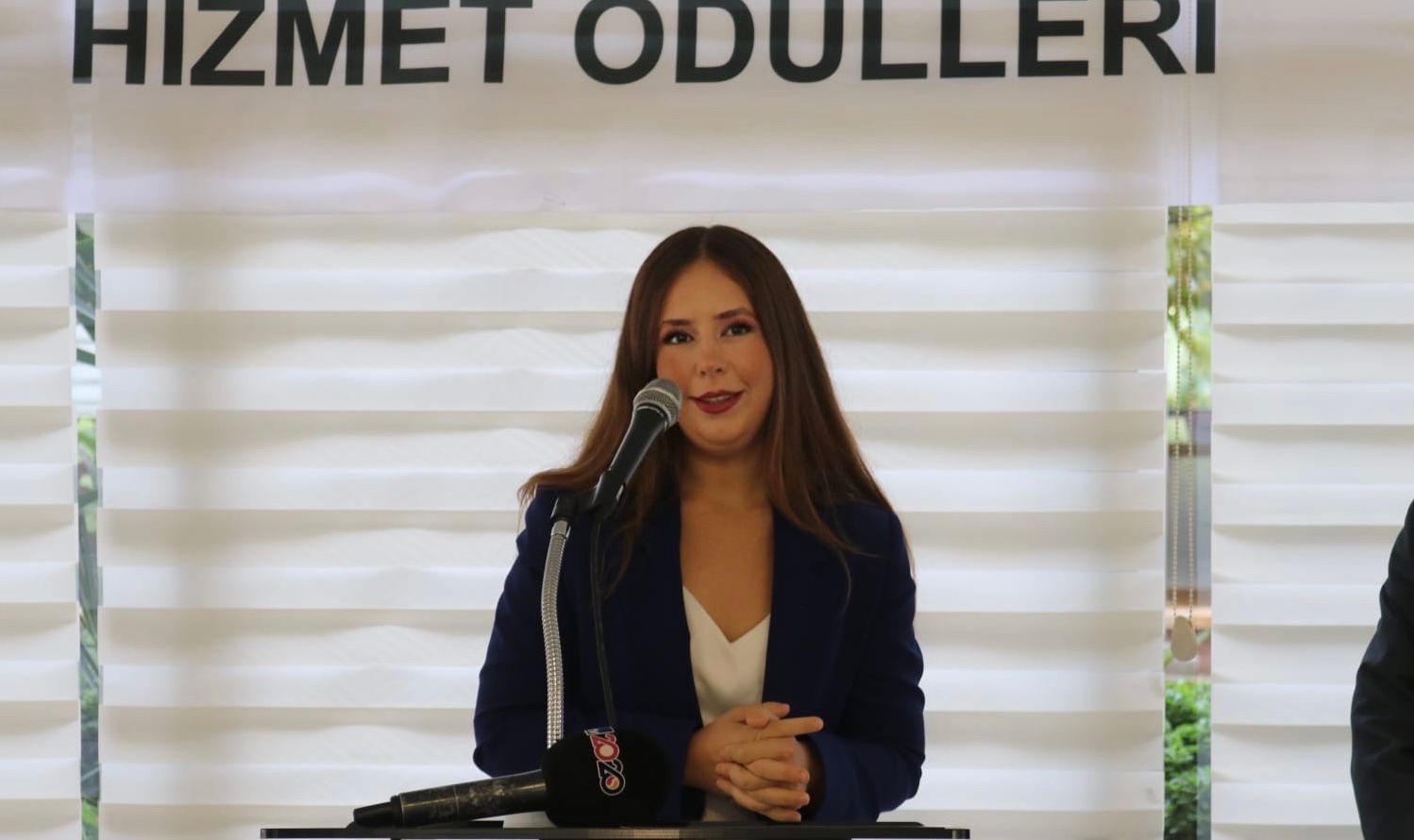 Genç sunucu Ünver Yılın En başarılı Tv programcısı seçildi.