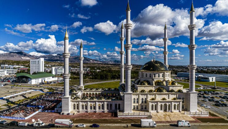 Berat Kandili vesilesi ile bu akşam Dr Suat Günsel Camii’nde “Kandil Özel” programı icra edilecek…Program BRT 2’den canlı olarak yayınlanacak