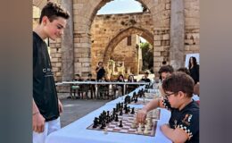 ‘Büyük Usta  Ediz Gürel’ Namık Kemal Meydanı’nda  30 kişi ile simultane satranç oynadı