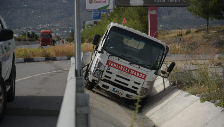 Girne-Lefkoşa anayolunda boş tüp yüklü kamyonet devrildi…Sürücü yaralandı