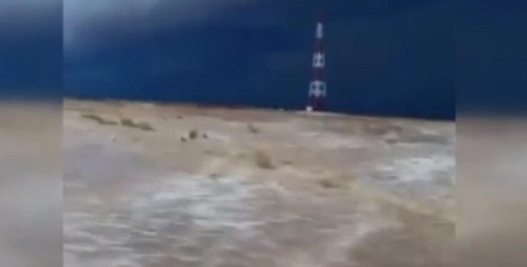 Umman’daki şiddetli yağışlar çöl bölgesini göle çevirdi